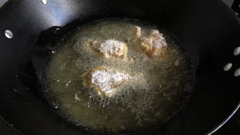 外酥里嫩的健康秘制炸鸡,油温到位（170度左右，如果没有探针式温度计，下筷子如果马上有许多小气泡了就可以了）后，下鸡翅根炸。