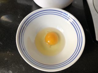 外酥里嫩的健康秘制炸鸡,另外用一个碗，打匀一个鸡蛋。