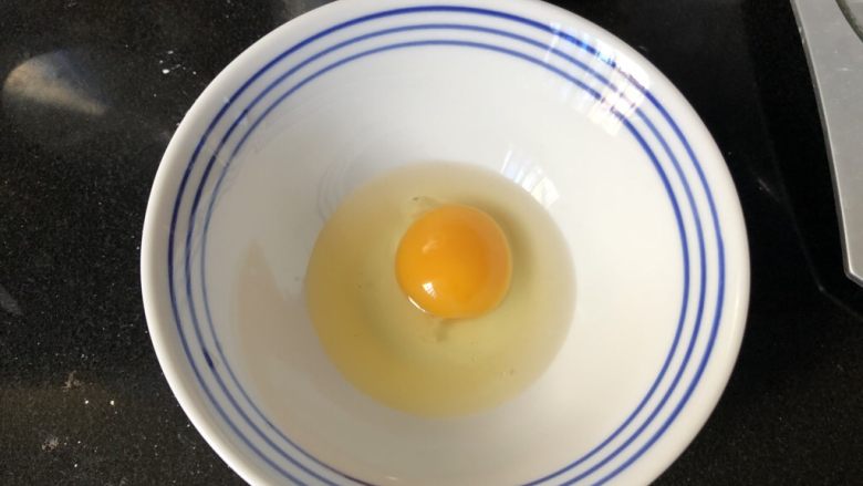 外酥里嫩的健康秘制炸鸡,另外用一个碗，打匀一个<a style='color:red;display:inline-block;' href='/shicai/ 9'>鸡蛋</a>。