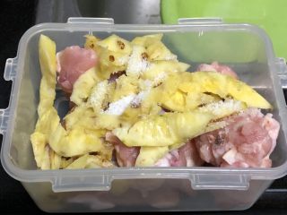 外酥里嫩的健康秘制炸鸡,鸡翅根菠萝肉和盐混合均匀，加盖后入冰箱腌制一晚上。