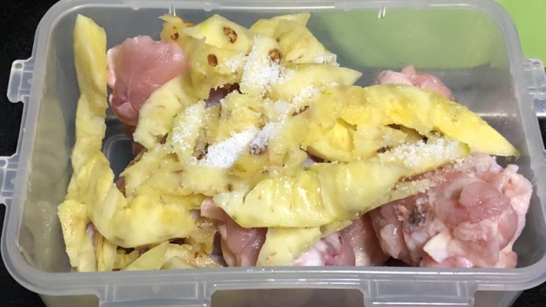 外酥里嫩的健康秘制炸鸡,鸡翅根菠萝肉和盐混合均匀，加盖后入冰箱腌制一晚上。