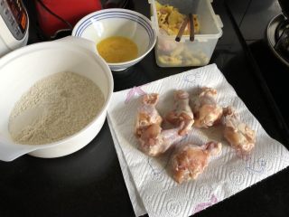 外酥里嫩的健康秘制炸鸡,热油的同时准备裹鸡肉。将鸡翅根取出放在厨房用纸上吸干水分。