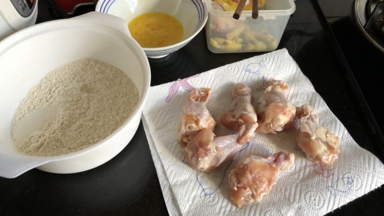 外酥里嫩的健康秘制炸鸡,热油的同时准备裹鸡肉。将鸡翅根取出放在厨房用纸上吸干水分。