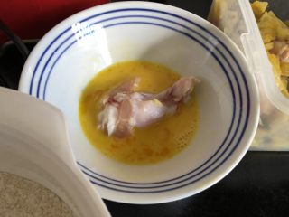 外酥里嫩的健康秘制炸鸡,放在蛋液里打个滚。