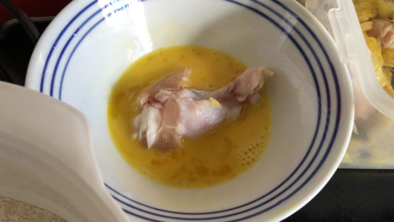 外酥里嫩的健康秘制炸鸡,放在蛋液里打个滚。