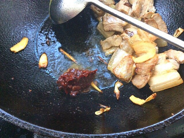 辣子蒜苗回锅肉,出油后，肉播一边炒辣酱，炒出红油