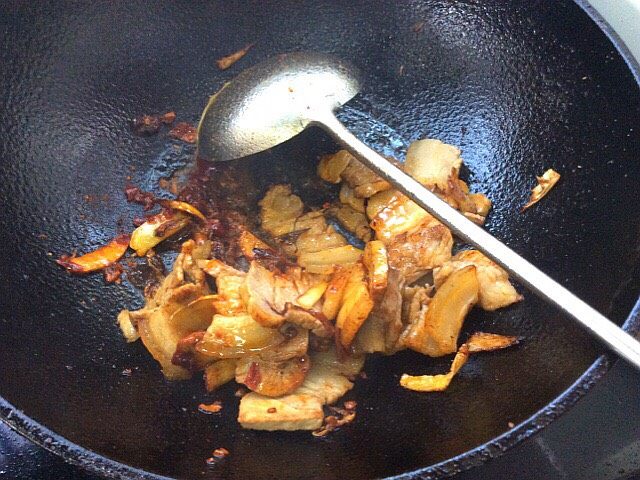 辣子蒜苗回锅肉,和肉炒均匀