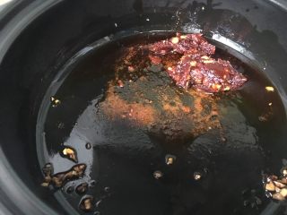 砂锅爆炒鱿鱼丝

 ,加入韩式辣酱继续小火炒香。