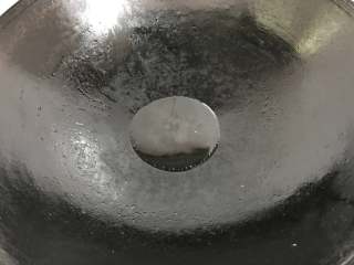 酱爆螺蛳 ,锅中倒入适量油。