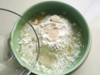 油酥葱花饼,先制作面团，在碗中放入面粉，水，酵母，盐和植物油。