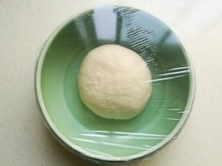 油酥葱花饼,将面团盖上保鲜膜，放在温暖处发酵三十分钟。
