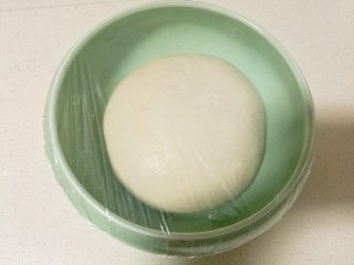油酥葱花饼,面己经发酵好了，比原来变大。