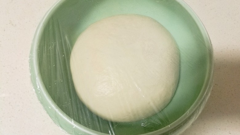油酥葱花饼,面己经发酵好了，比原来变大。