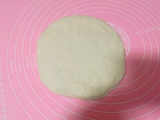 油酥葱花饼,将发酵好的面团滚圆压扁。