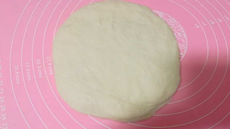 油酥葱花饼,将发酵好的面团滚圆压扁。