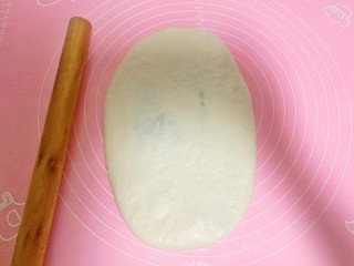 油酥葱花饼,用擀面杖擀成㮋圆形。