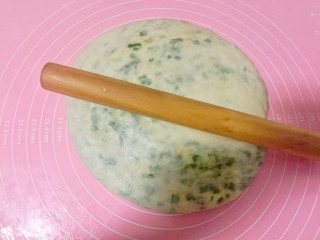 油酥葱花饼,用擀面杖擀开，擀成大大的圆饼状。