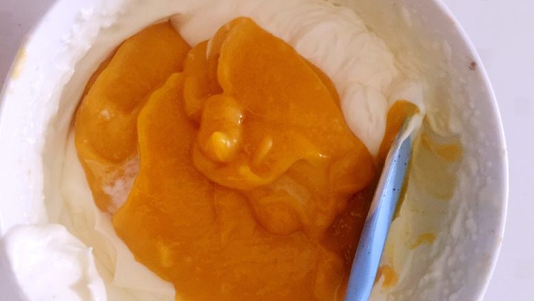 芒果慕斯,打发好的奶油跟芒果泥混合