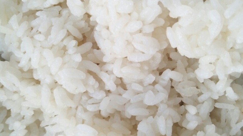 不拘一格吃寿司,取出米饭。