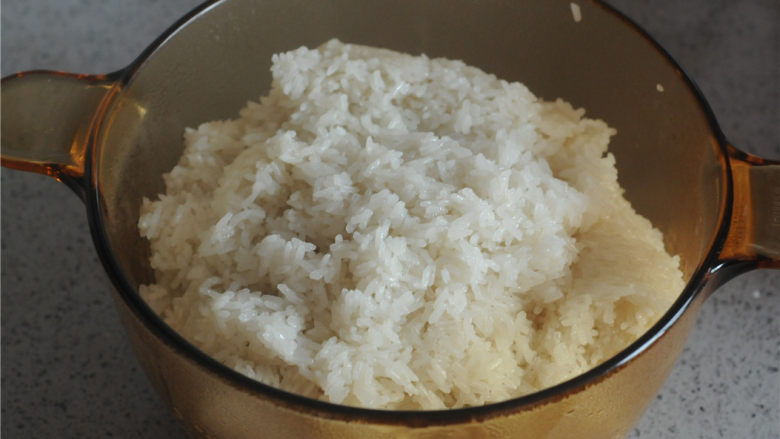 糯米肉丸,泡好的米放在电饭锅里蒸熟