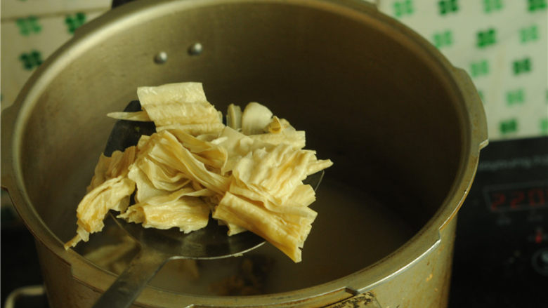 裙边腐竹排骨汤,打开高压锅，将腐竹放进去，再次煮开后烧一分钟