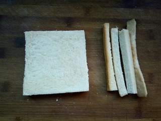 棒棒糖三明治,一片土司切掉四边。