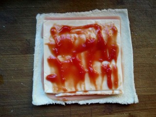 棒棒糖三明治,抹点番茄酱。