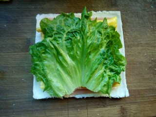 棒棒糖三明治,放半片生菜，只选取叶，不要茎。