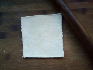 棒棒糖三明治,用擀面杖擀平，尽量擀薄一点，防止后面卷的时候断裂。