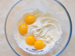 网红数字蛋糕,加入分离好的蛋黄，用手动打蛋器搅拌，个人比较喜欢后蛋法，后蛋法做出来的蛋糕会比普通做法细腻，口感更加绵软。