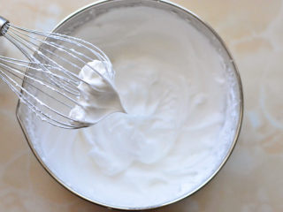 网红数字蛋糕,打蛋器上可以拉出小弯钩（如下图所示），即为湿性发泡。