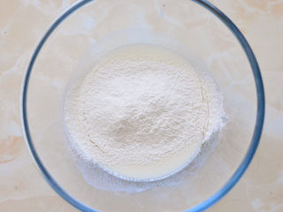 网红数字蛋糕,搅拌好的牛奶糊里，筛入低筋面粉，（过筛的主要作用是可以去除粉类储存过程中产生的结块，让面粉更蓬松），