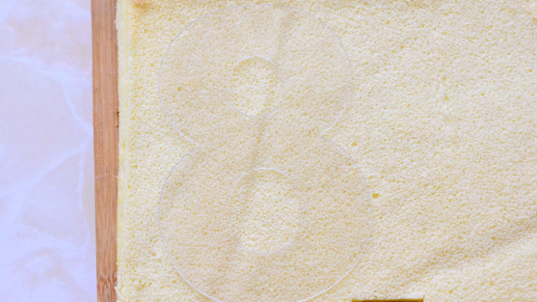 网红数字蛋糕,用面包刀轻轻的切出数字的形状。