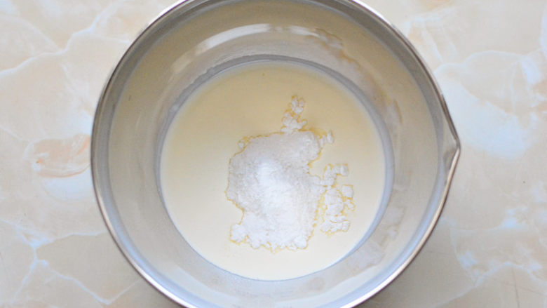 网红数字蛋糕,淡奶油放入至打蛋盆里面，加入糖粉进行打发

