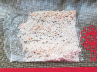 磷虾粉,将鳞虾肉装进保鲜袋，用擀面杖敲散敲碎。