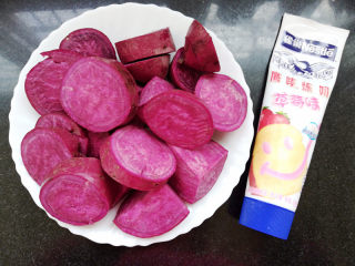 香肠紫薯吐司卷,紫薯洗净，切块。