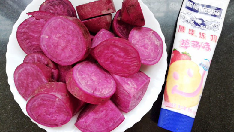 香肠紫薯吐司卷,紫薯洗净，切块。