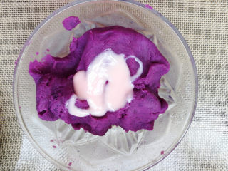 香肠紫薯吐司卷,紫薯去皮，用勺子压成泥，加入适量炼乳。（没有炼乳，用牛奶也可以）