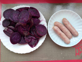 香肠紫薯吐司卷,紫薯和香肠上锅蒸熟。