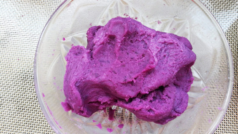 香肠紫薯吐司卷,将炼乳跟紫薯泥充分拌匀。
