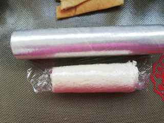 香肠紫薯吐司卷,借助保鲜膜用力卷起来。