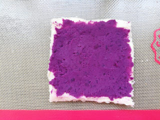 香肠紫薯吐司卷,均匀地抹上紫薯泥。