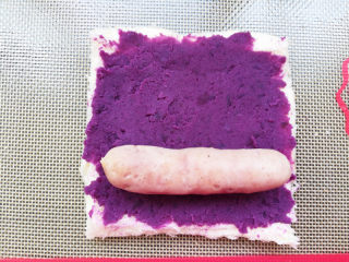 香肠紫薯吐司卷,放上一根珍妮珍馐香肠。