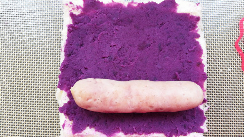 香肠紫薯吐司卷,放上一根珍妮珍馐香肠。