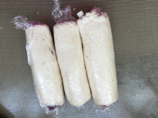香肠紫薯吐司卷,定型30分钟。