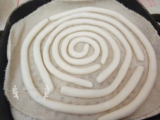 自制泡菜炒年糕,搓成圆条状上蒸屉。