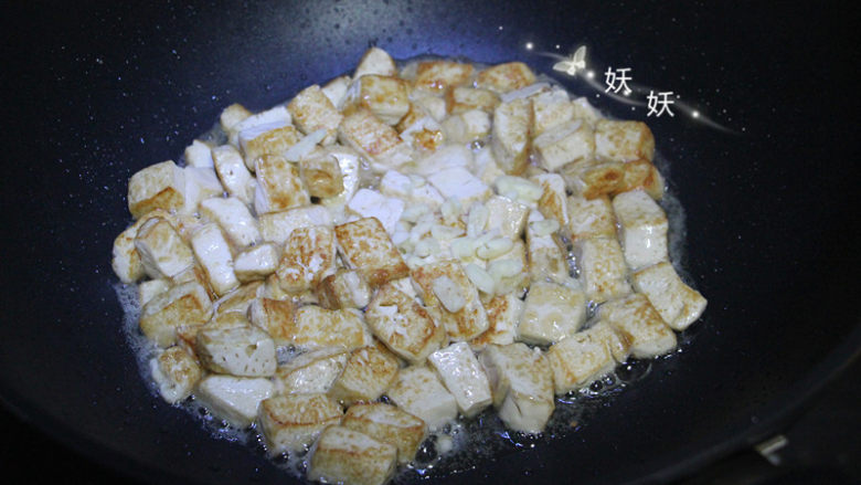 孜然小葱煎豆腐,撒入大蒜提香。