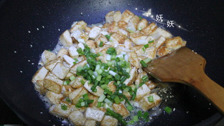 孜然小葱煎豆腐,加入小葱和盐。
