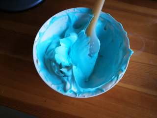 萌翻少女心-芭比蛋糕,打发好的奶油取四分之一左右，加入蓝色色素拌匀，开始颜色略深一点。