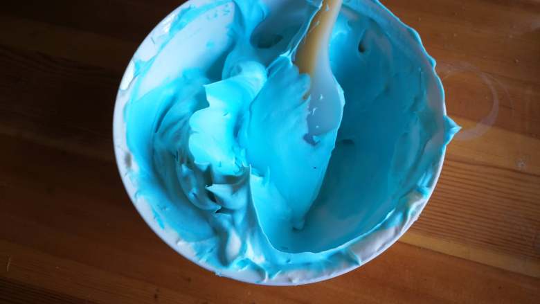 萌翻少女心-芭比蛋糕,打发好的奶油取四分之一左右，加入蓝色色素拌匀，开始颜色略深一点。